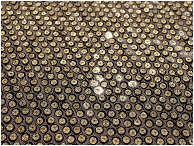 Ткань с двойными блестками золотого 0.5 и черного цвета 0.6 см на сетке