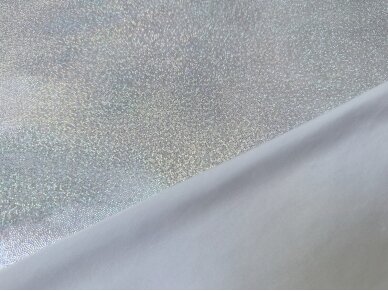 Блестящая трикотажная полиэстеровая ткань бело-серебристого цвета