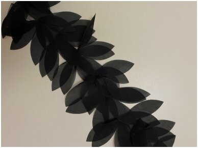 Dekoratyvinė juosta su lapeliais iš juodos spalvos šifono