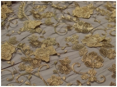 Gipiūras siuvinėtas dekoruotas prisiūtomis aukso spalvos gėlėmis