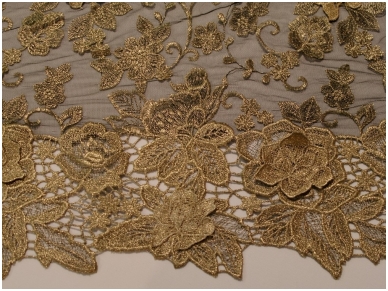 Gipiūras siuvinėtas dekoruotas prisiūtomis aukso spalvos gėlėmis