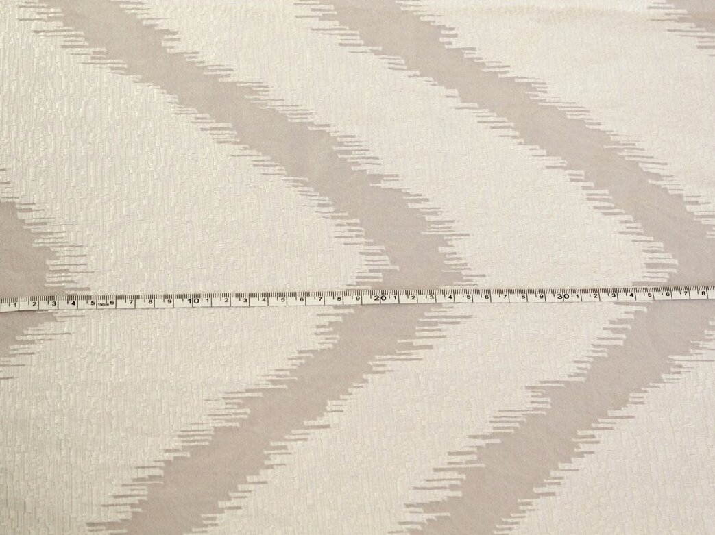 Organza pieno baltumo spalvos su zigzago dizainu 2 Organza pieno baltumo spalvos su zigzago dizainu 2