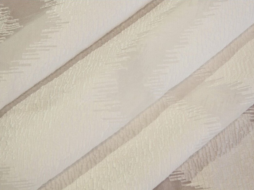 Organza pieno baltumo spalvos su zigzago dizainu 3 Organza pieno baltumo spalvos su zigzago dizainu 3