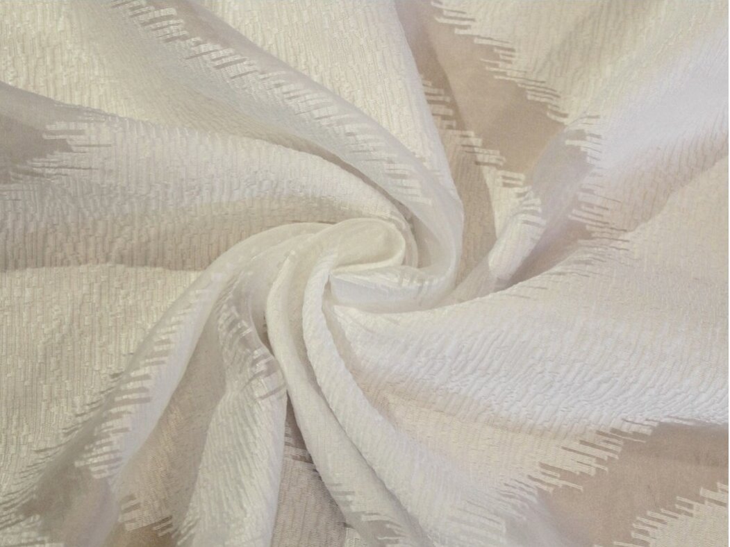 Organza pieno baltumo spalvos su zigzago dizainu Organza pieno baltumo spalvos su zigzago dizainu