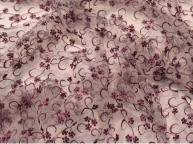 Organza siuvinėta su stiklo karoliukais Organza siuvinėta su stiklo karoliukais
