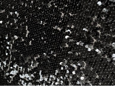 Juodos spalvos žvyneliai d 0.5 cm ant tinklelio