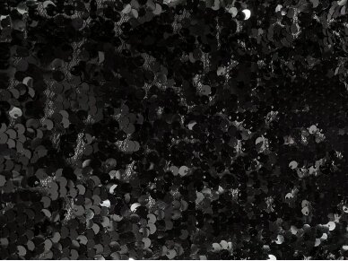 Juodos spalvos žvyneliai d 0.5 cm ant tinklelio
