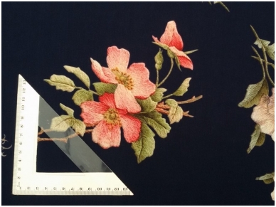 "Silka" suknelinis audinys stambių gėlių rašto
