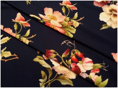 "Silka" suknelinis audinys stambių gėlių rašto