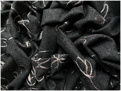 Šilko siūlais siuvinėtas kostiuminis audinys su vilna pilkas