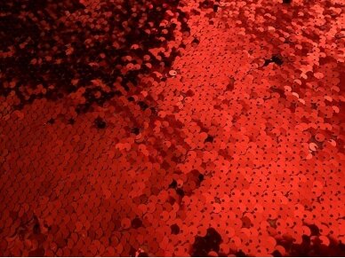 Raudonos spalvos žvyneliai d 0.5 cm ant tinklelio