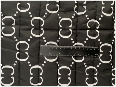 Striukinis audinys juodos spalvos abstrakcinio rašto