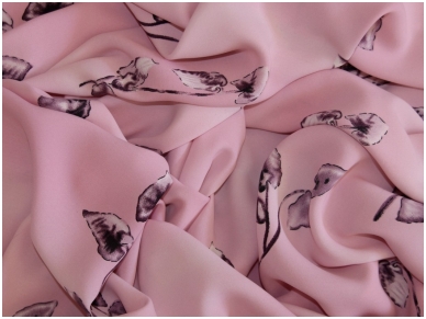 Платьевая ткань с переходящим розовым фоном