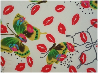 Suknelinis audinys drugelių ir raudonų lupų rašto