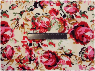 Suknelinis audinys siuvinėtų gėlių imitacijos rašto