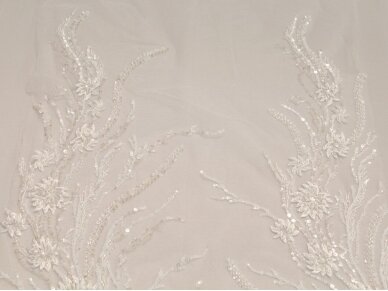 Сеточка молочно-белого цвета, вышитая бисером и блестками, с цветочным дизайном